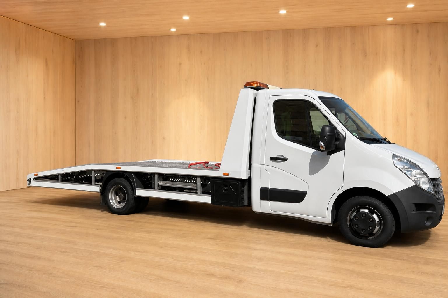 Renault Master Autotransporter weiß mit Aluminiumladerampe, Dreiviertelansicht vorne