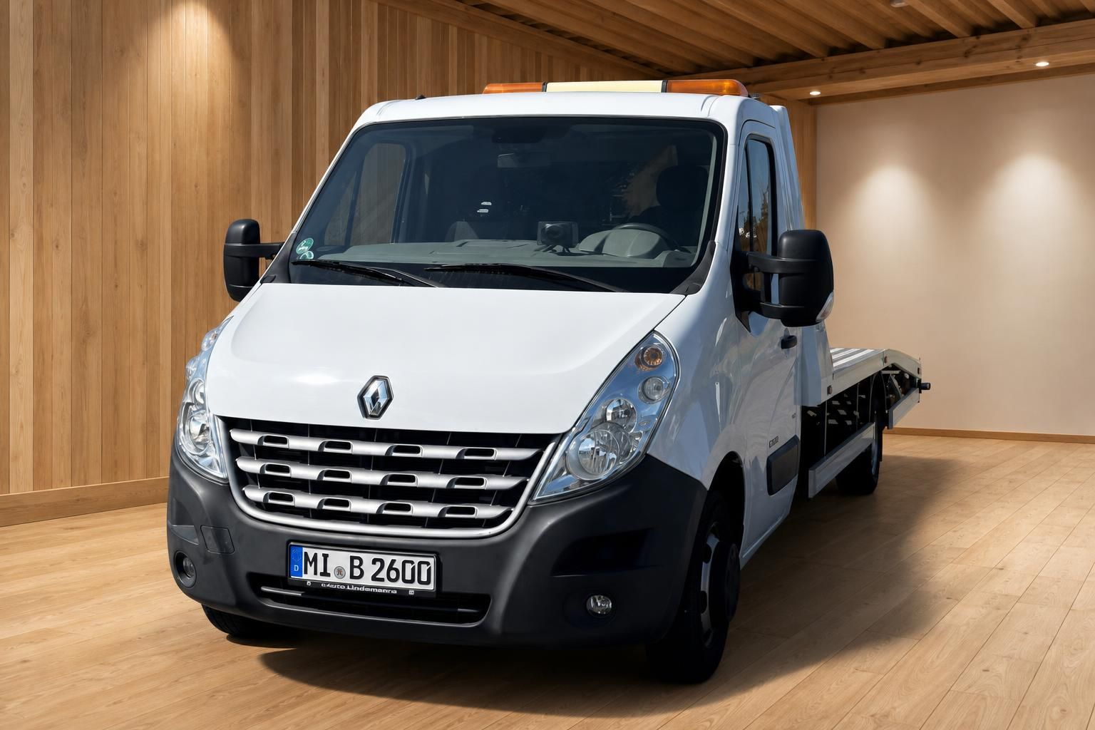 Renault Master Abschleppwagen weiß Frontansicht mit Rundumlicht und Aluminium-Laderampe