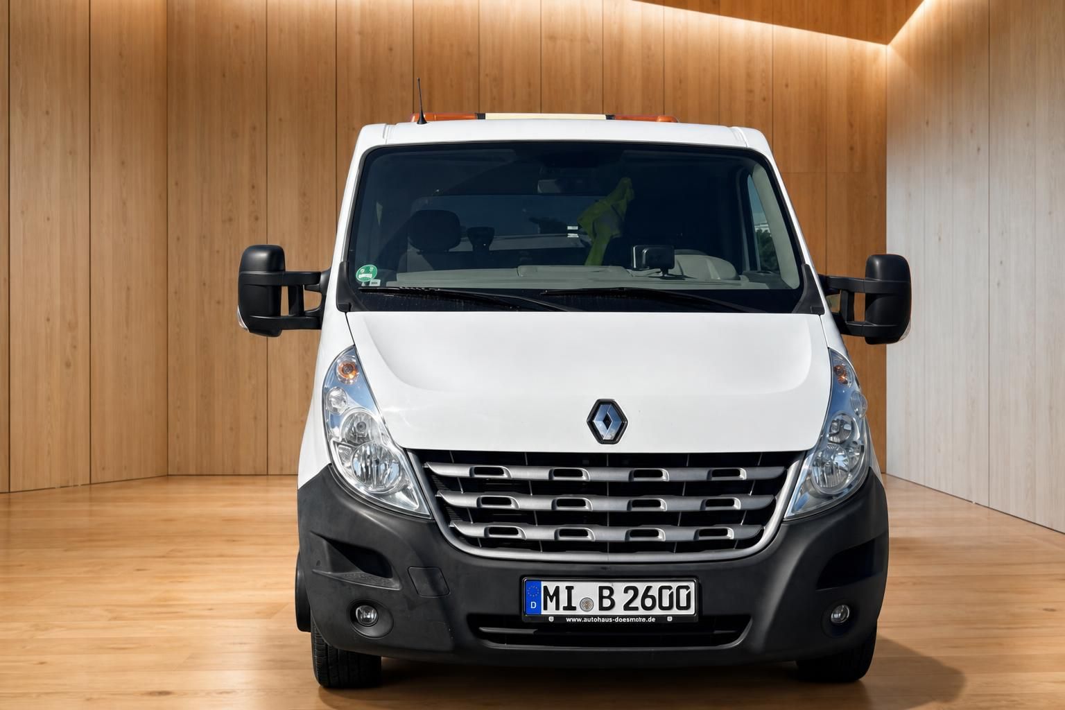 Renault Master Abschleppwagen weiß, Frontansicht mit Kennzeichen MI-B 2600
