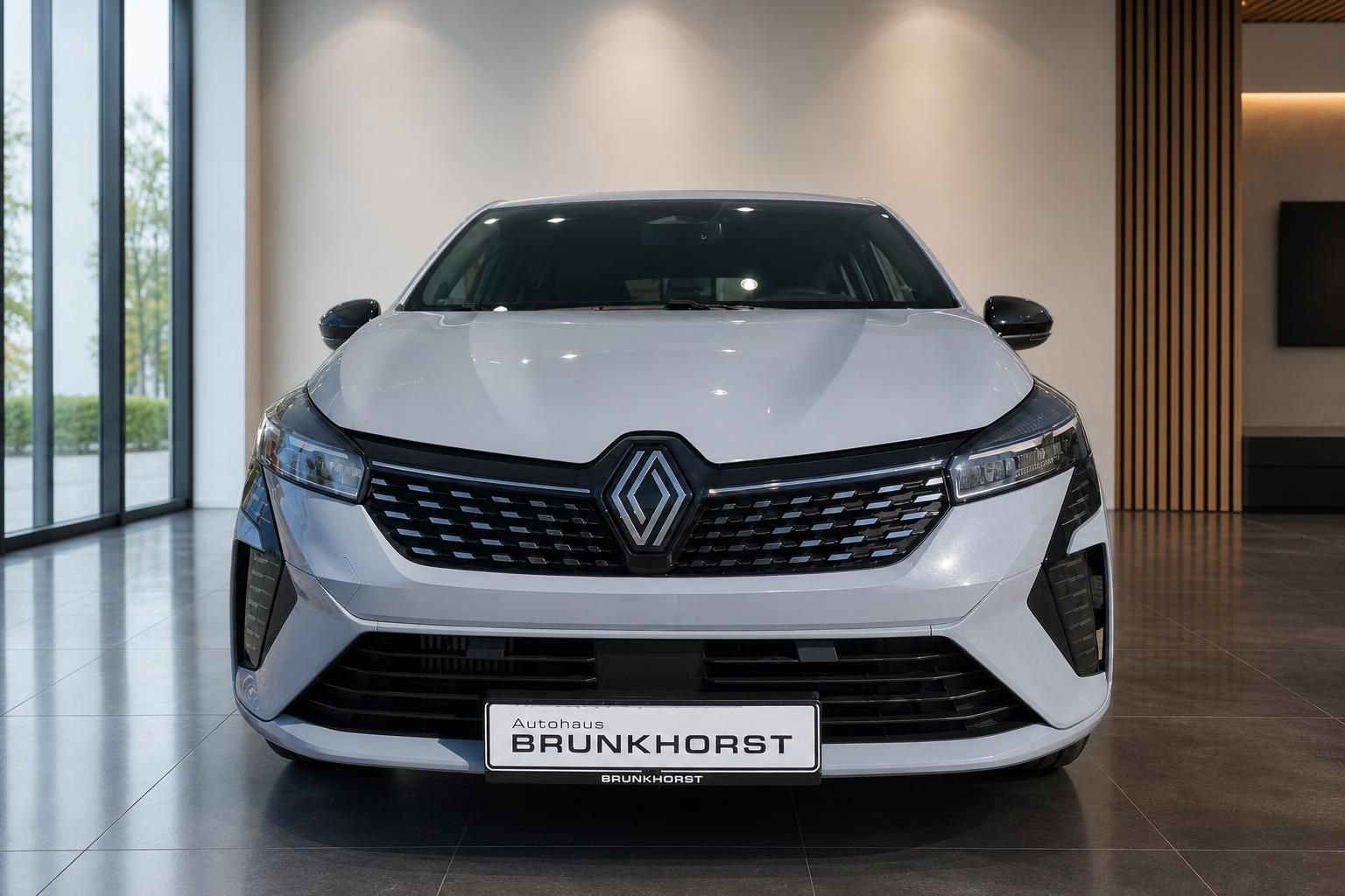Renault Clio Frontansicht weiß im Autohaus mit Brunkhorst Händlerkennzeichen