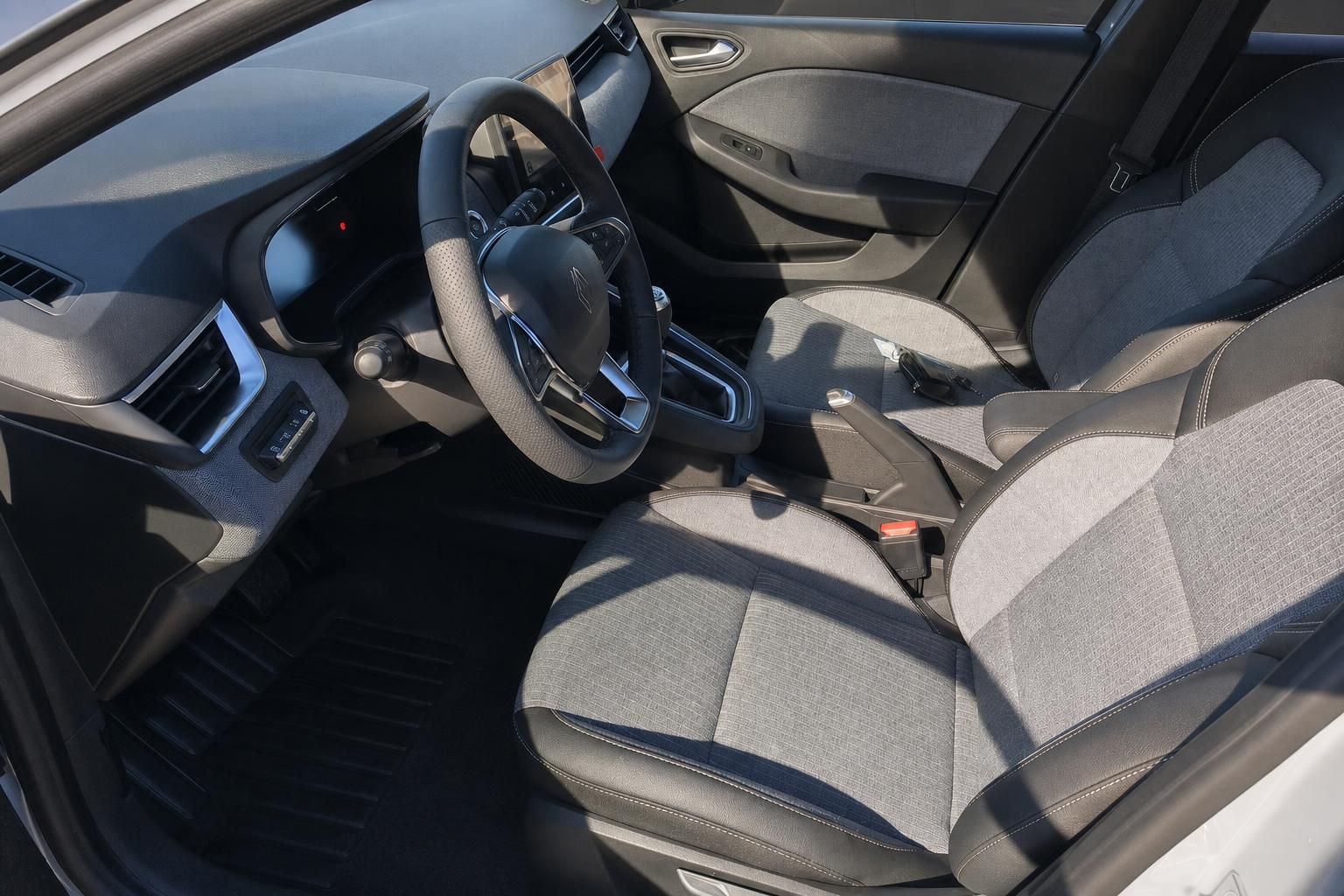 Renault Clio Innenraum mit grau-schwarzer Ausstattung - Fahrersitz und Armaturenbrett