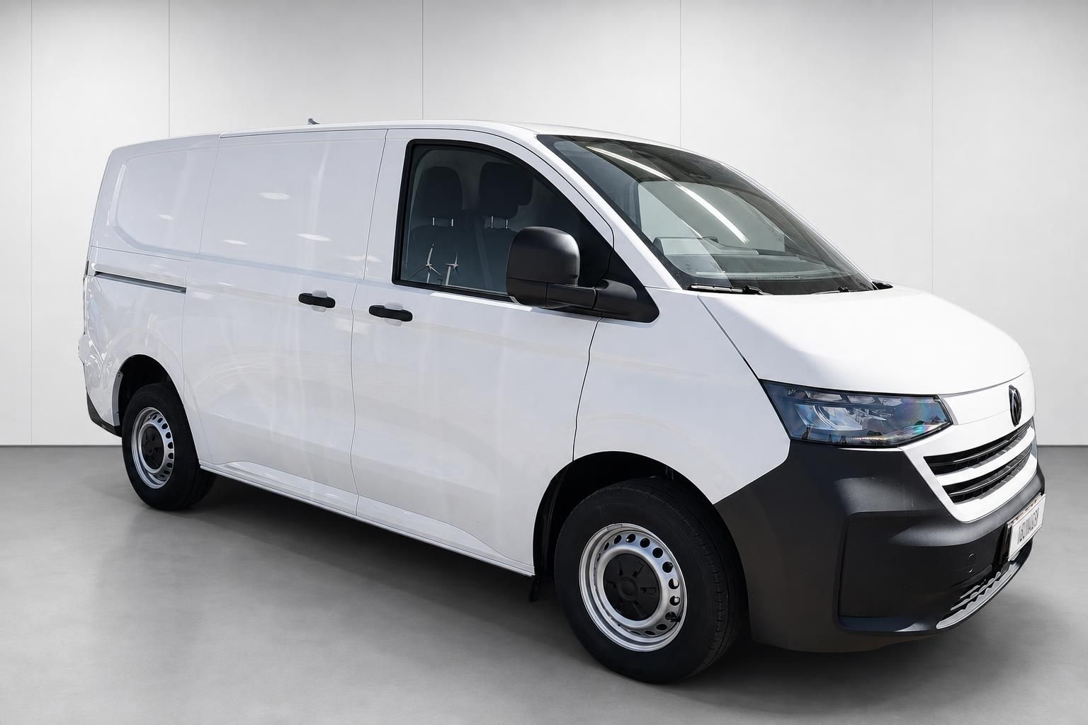 VW Transporter weiss Kastenwagen Frontansicht schraeg Neuwagen