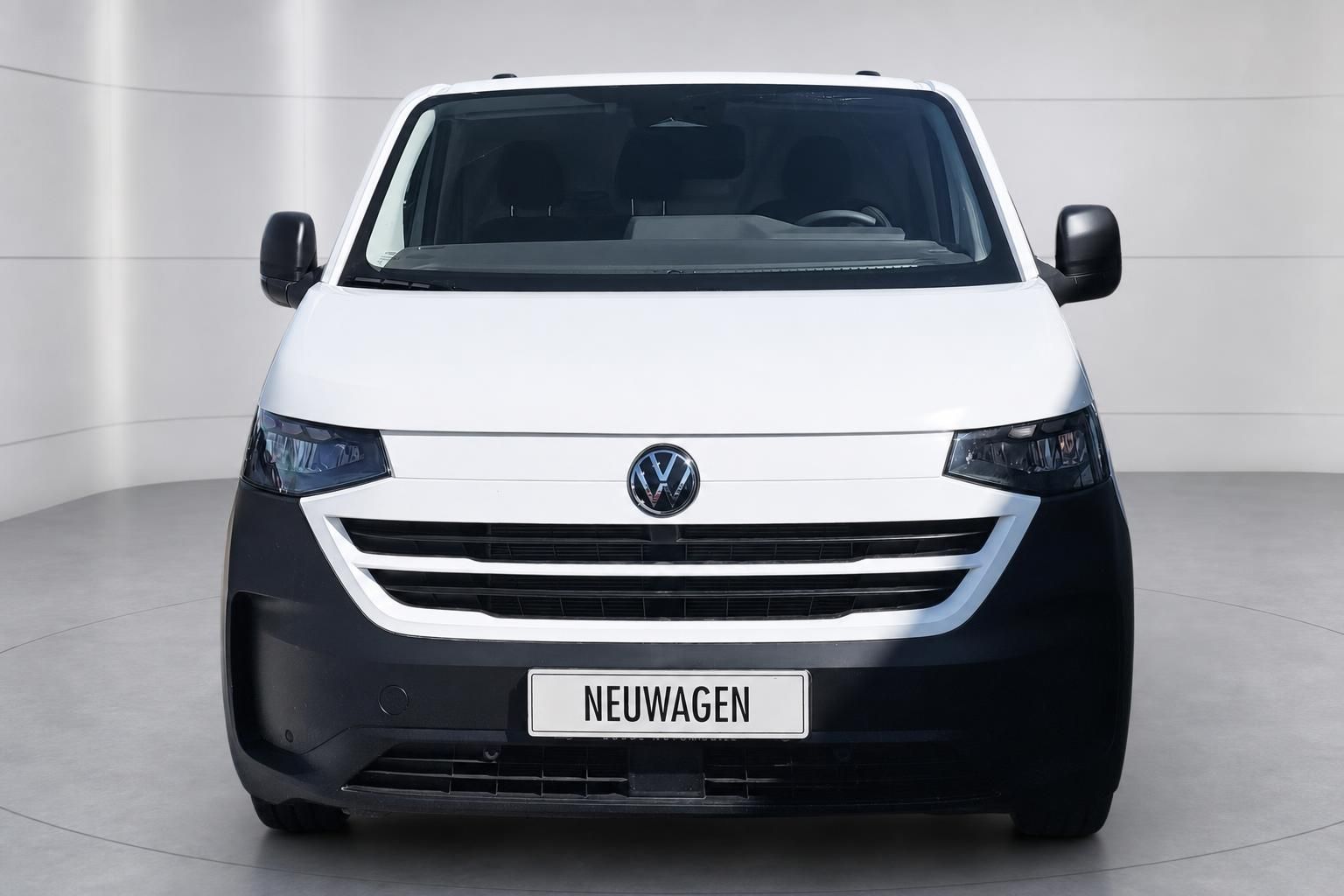VW Transporter weiß Frontansicht Neuwagen im Studio