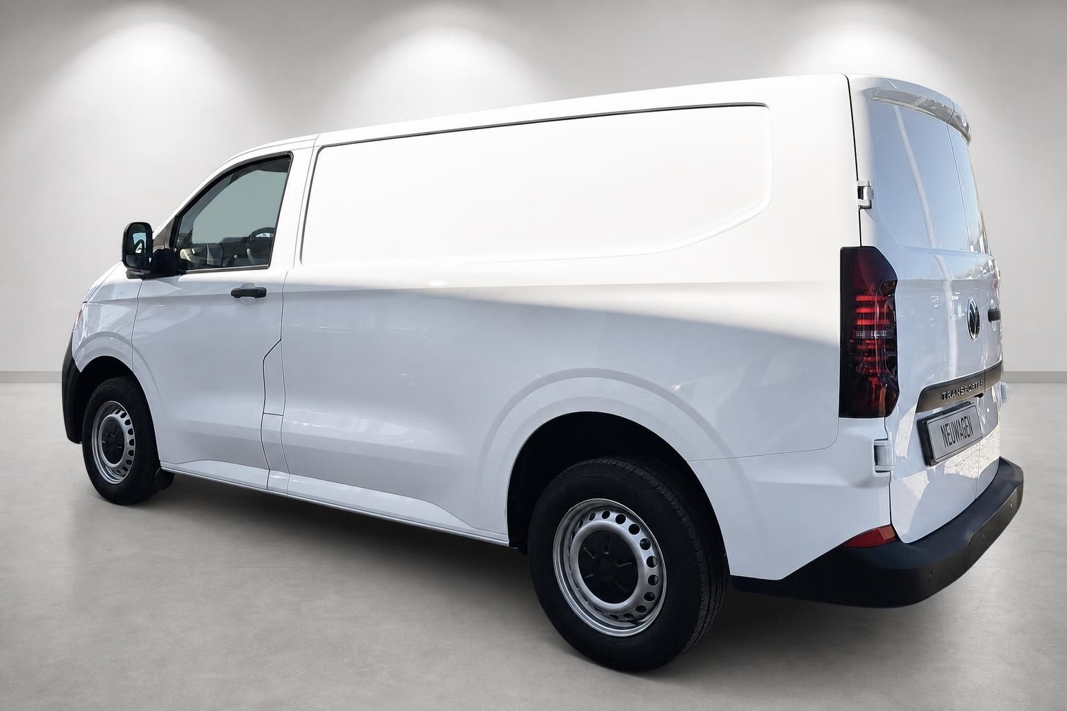 VW Transporter weiß Kastenwagen Heckansicht seitlich