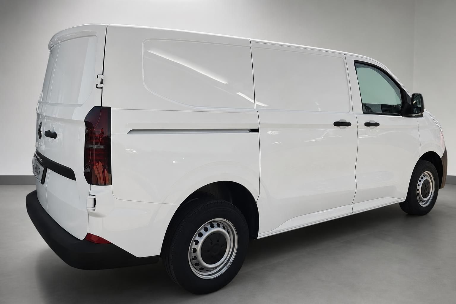 VW Transporter weiß Kastenwagen Heckansicht schräg