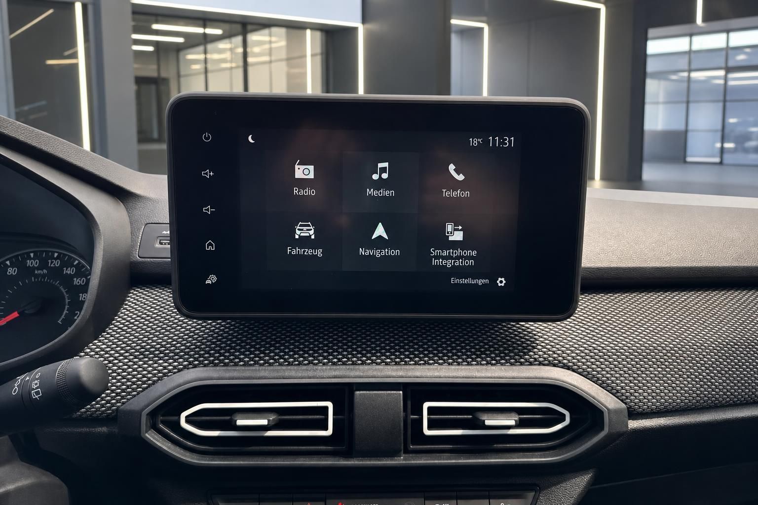 Auto Infotainment-System Display mit Navigation, Radio und Smartphone-Integration Funktionen