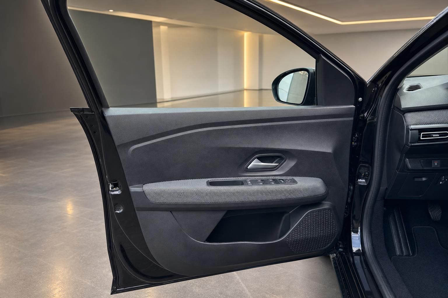 Auto Türinnenverkleidung mit Fensterheber, Türgriff und grauer Stoffausstattung