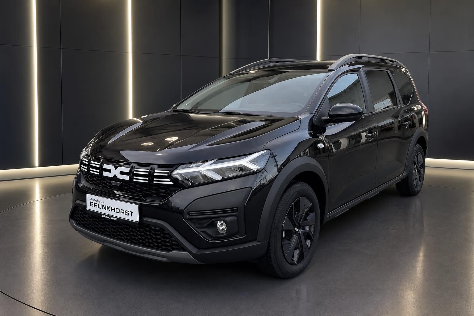 Schwarzer Dacia SUV in modernem Showroom - Seitenansicht mit elegantem Design und Dachträger