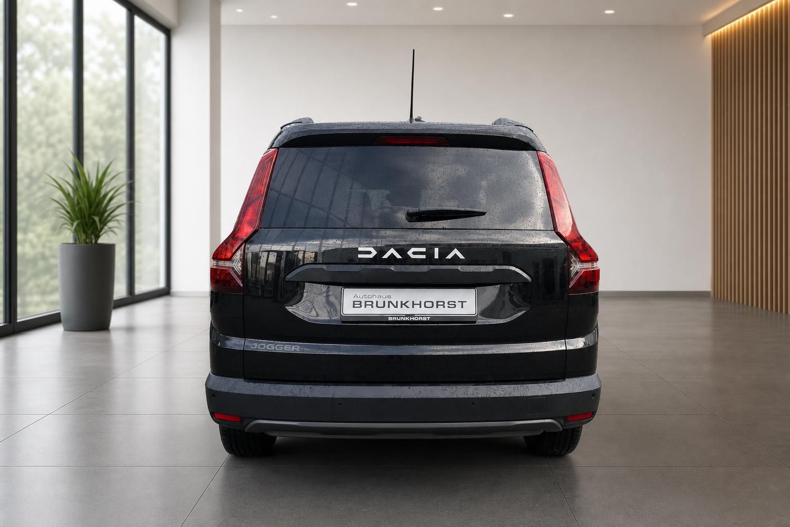 Schwarzer Dacia SUV Heckansicht im Showroom - moderne Rückleuchten und JOGGER Schriftzug