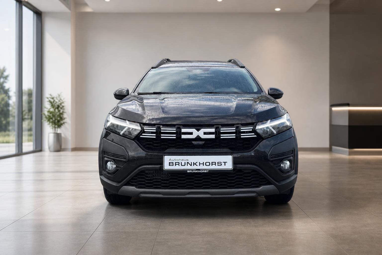 Schwarzer Dacia SUV Frontansicht im Showroom - markantes Design mit LED-Scheinwerfern