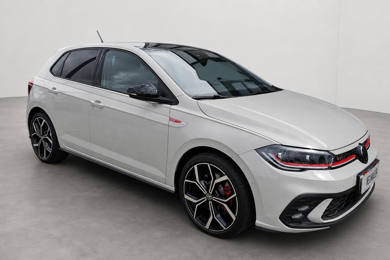 VW Polo GTI in Weiss Seitenansicht mit Alufelgen und roten Bremssaetteln