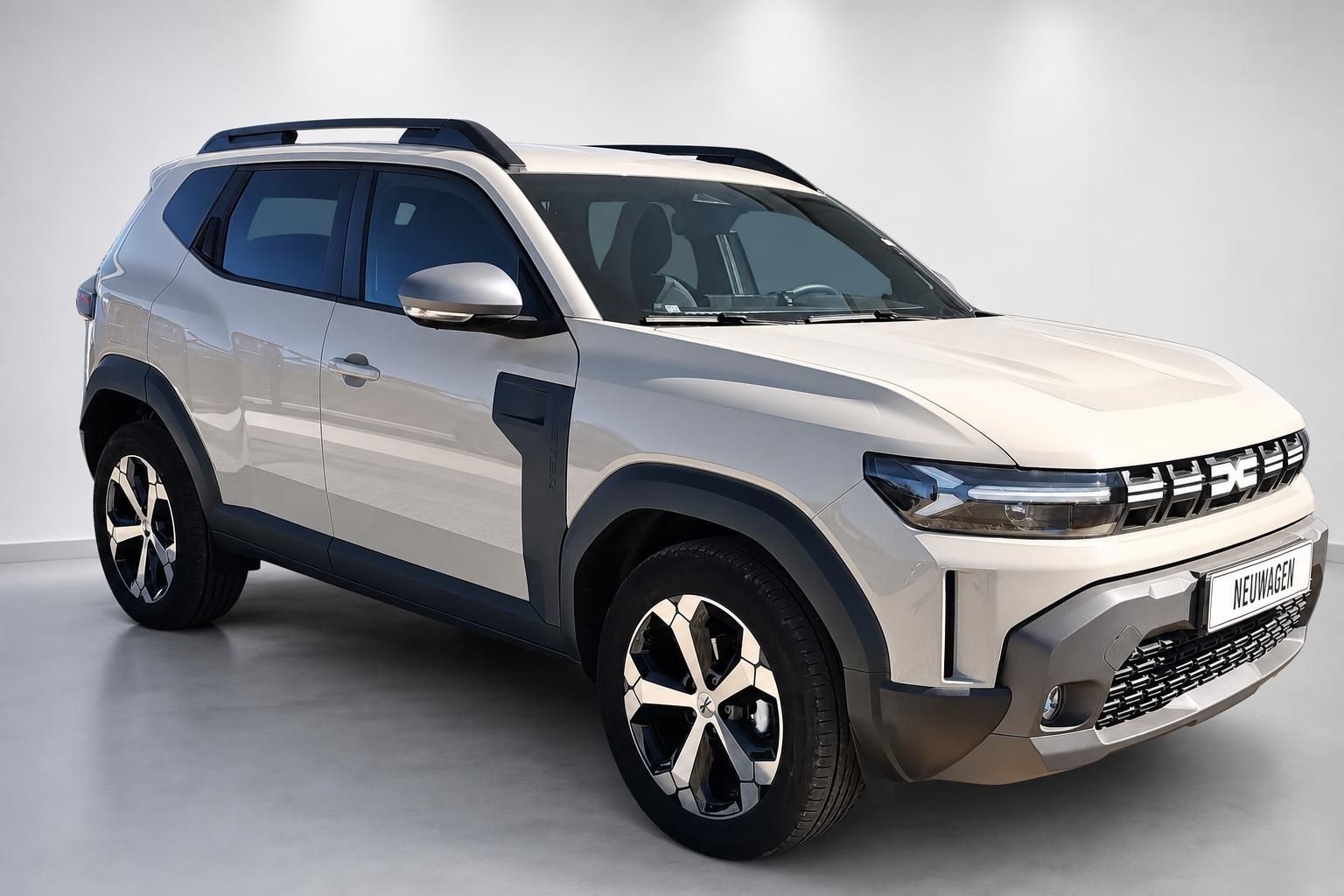 Dacia Duster beige Frontansicht schraeg Neuwagen Studio