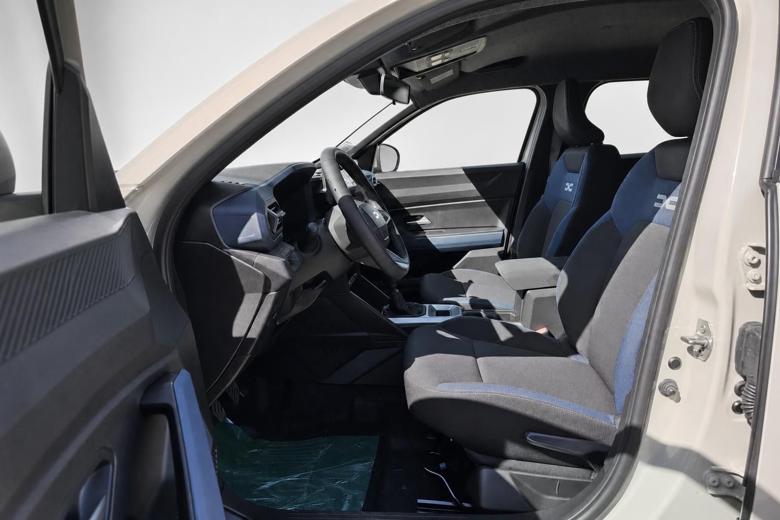 Innenraum Dacia Duster mit Sportsitzen und Cockpit im Detail
