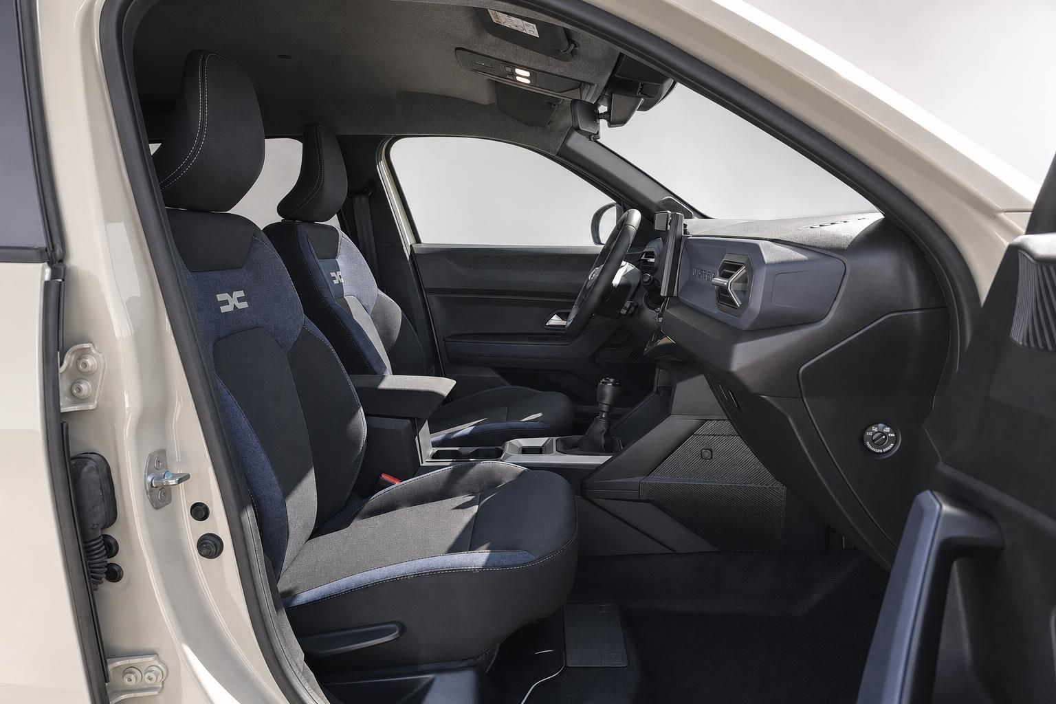 Dacia Duster Innenausstattung Vordersitze und Armaturenbrett Nahaufnahme
