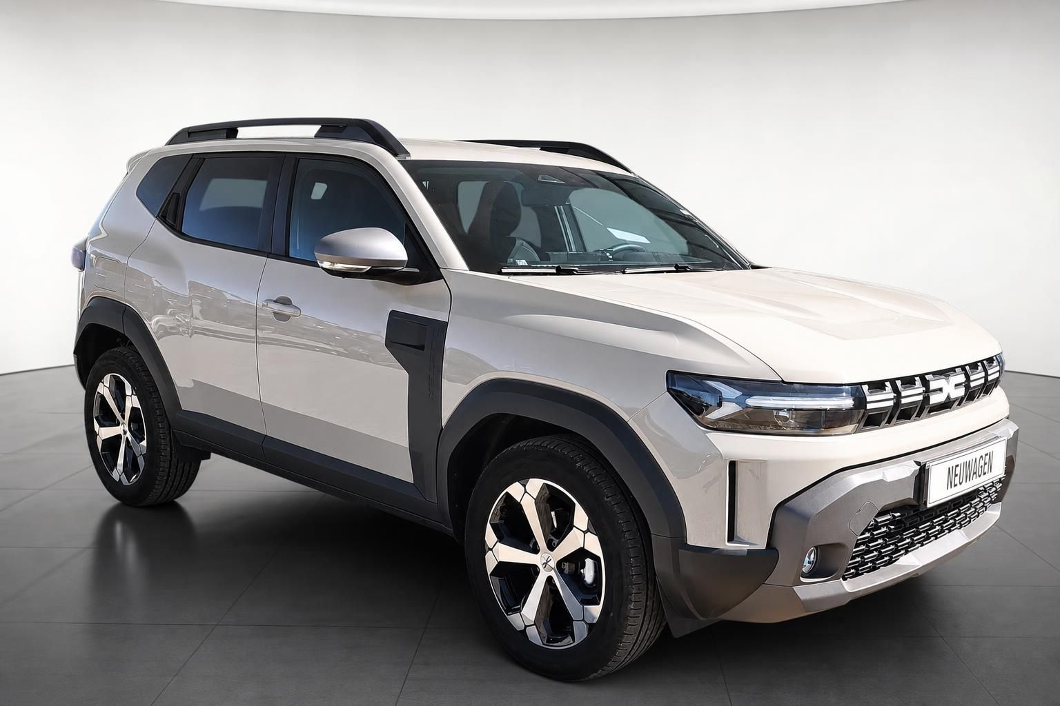 Dacia Duster in Beige, Frontansicht schräg im Studio
