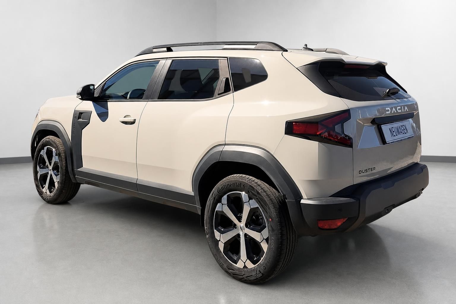 Dacia Duster beige, Heckansicht schräg mit Alufelgen