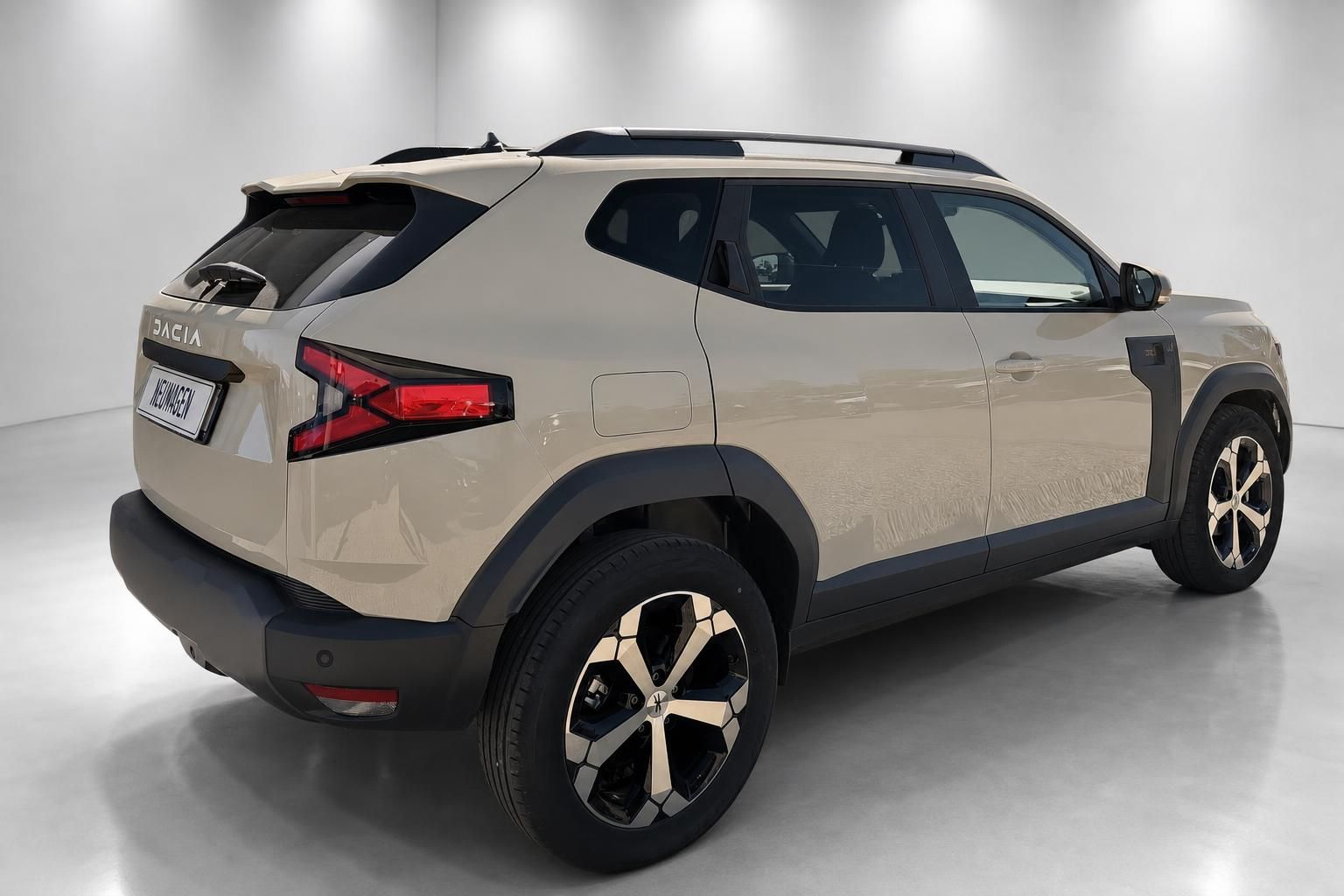 Dacia Duster beige Heckansicht seitlich im Studio