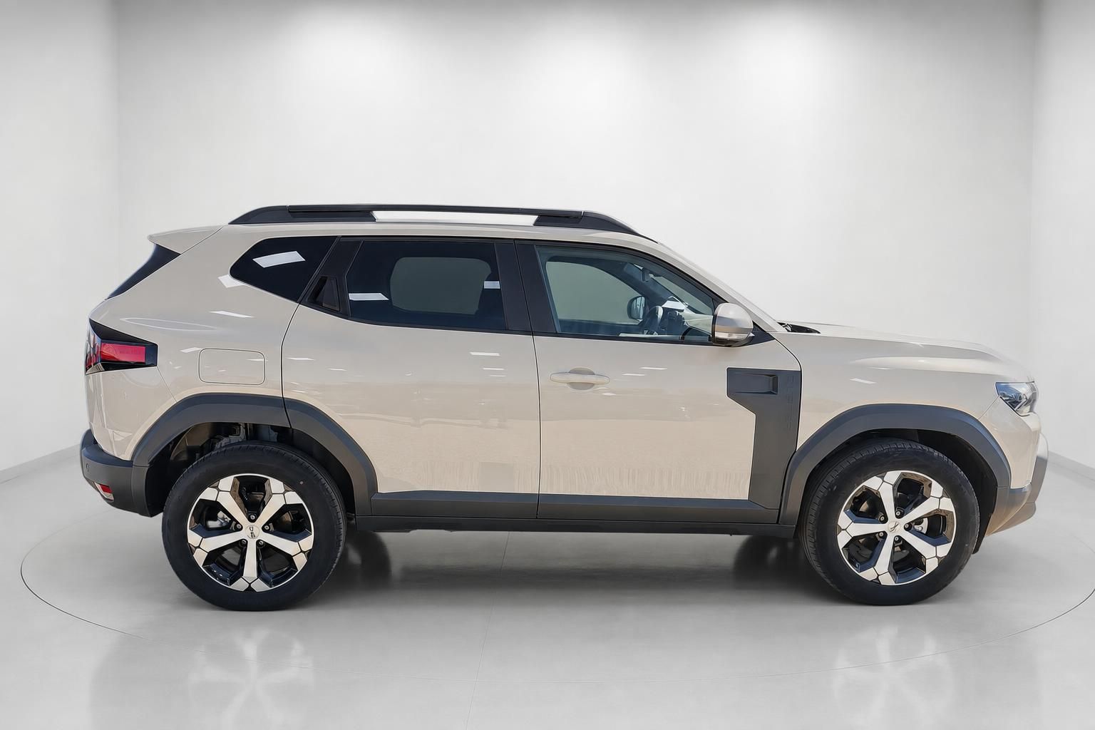Dacia Duster beige Seitenansicht Neuwagen im Studio