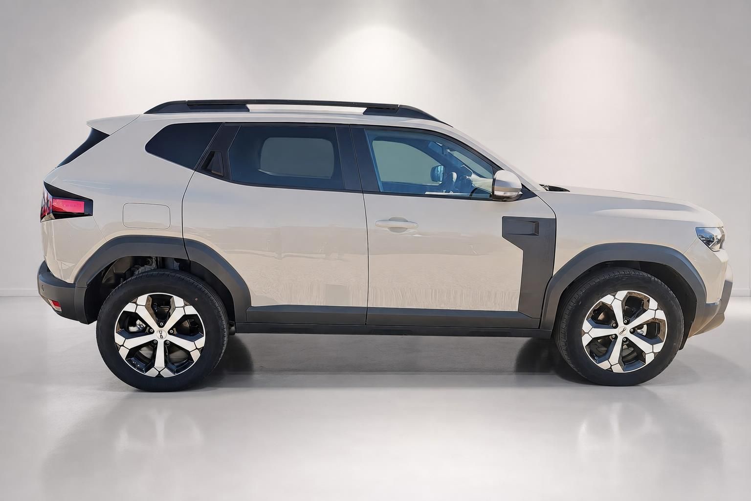 Dacia Duster beige Seitenansicht Studioaufnahme Neuwagen