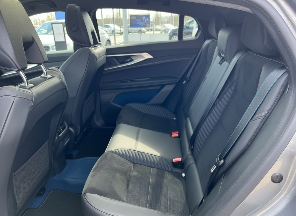 Schwarzes Leder-Interieur Rücksitzbank eines modernen Fahrzeugs mit blauen Akzenten