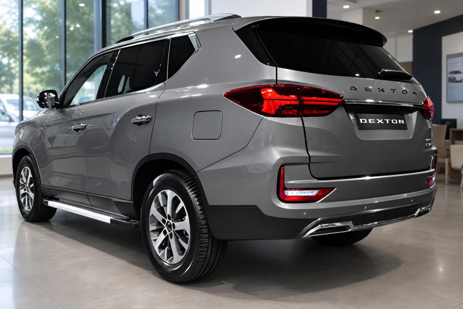 SsangYong Rexton Heckansicht grau im Autohaus – LED-Rückleuchten und Chromstoßstange