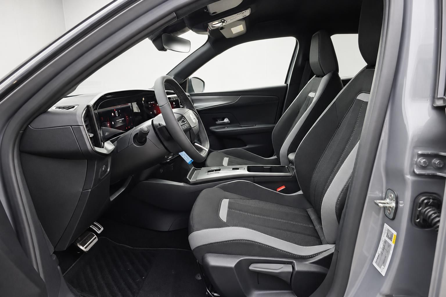 Opel Fahrerseite Innenraum mit Lenkrad, Sitzen und Cockpit-Display