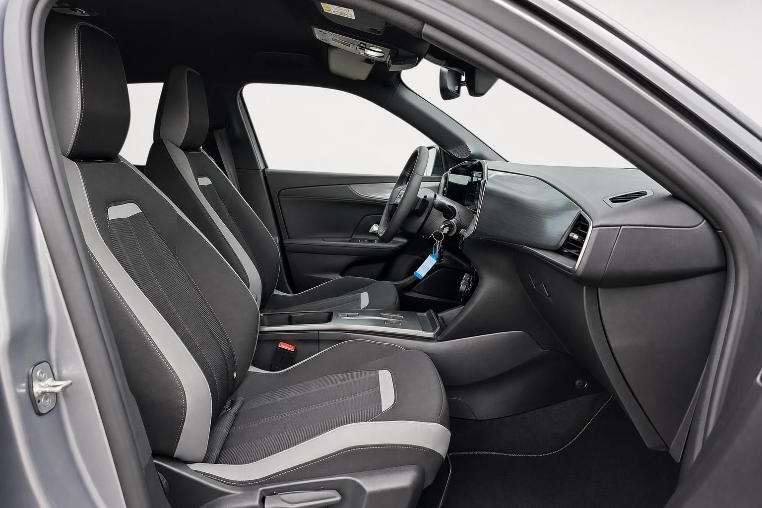Opel Innenraum Vordersitze schwarz mit Stoffbezug und Armaturenbrett