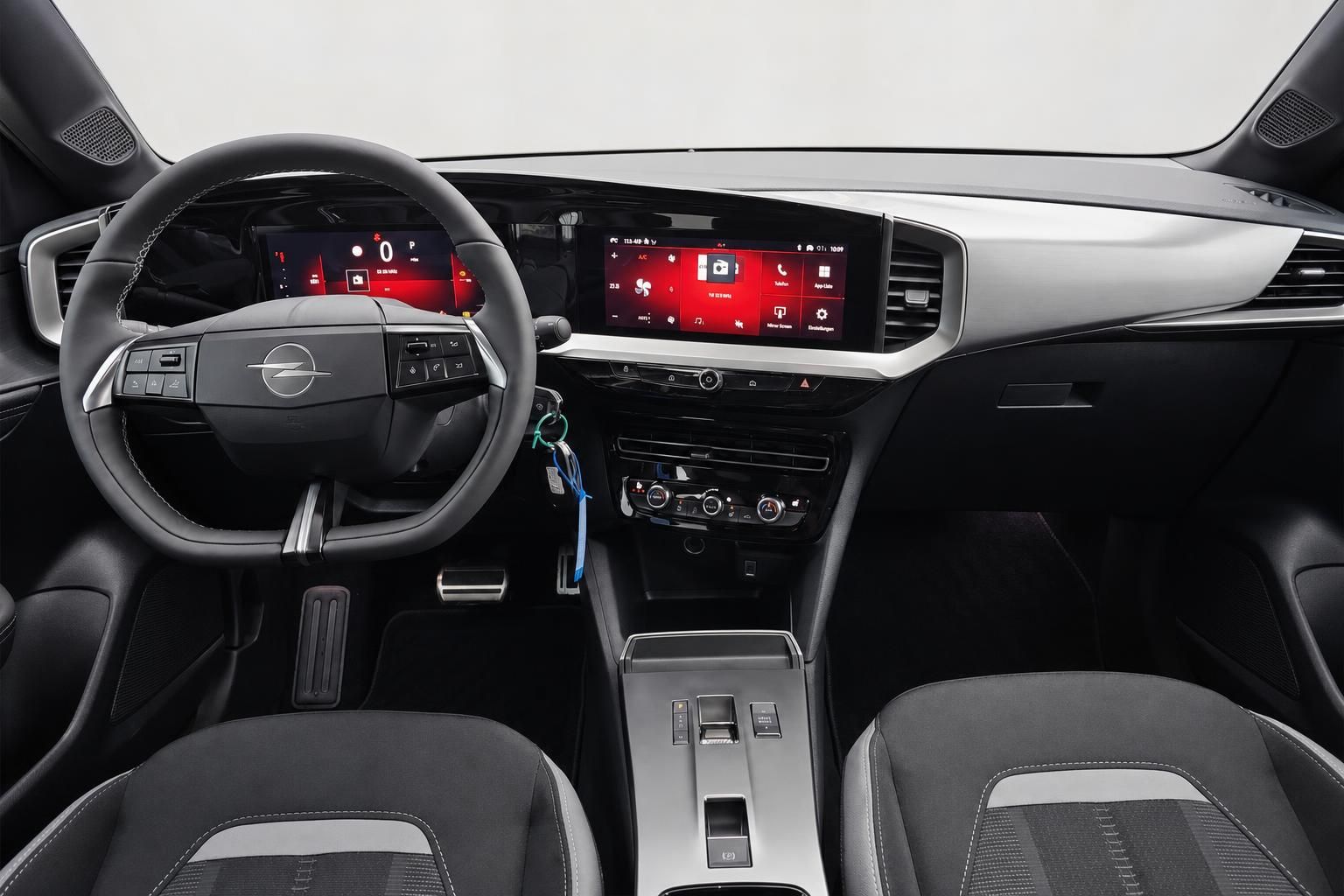 Opel Cockpit mit Lenkrad, Digitaltacho und Mittelkonsole von vorne