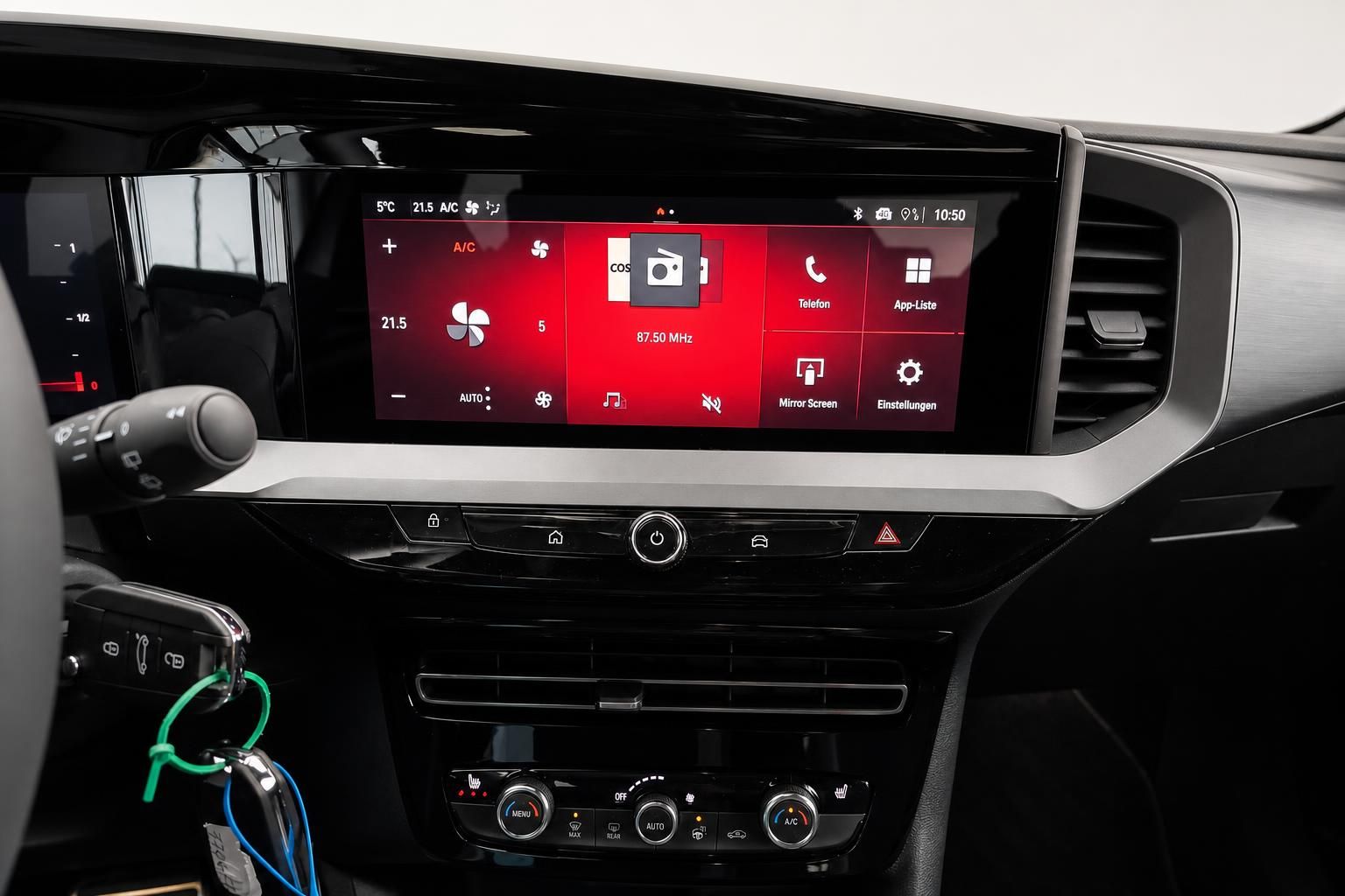 Opel Infotainment-Display Nahaufnahme mit Klimaanlage und Bedienelementen
