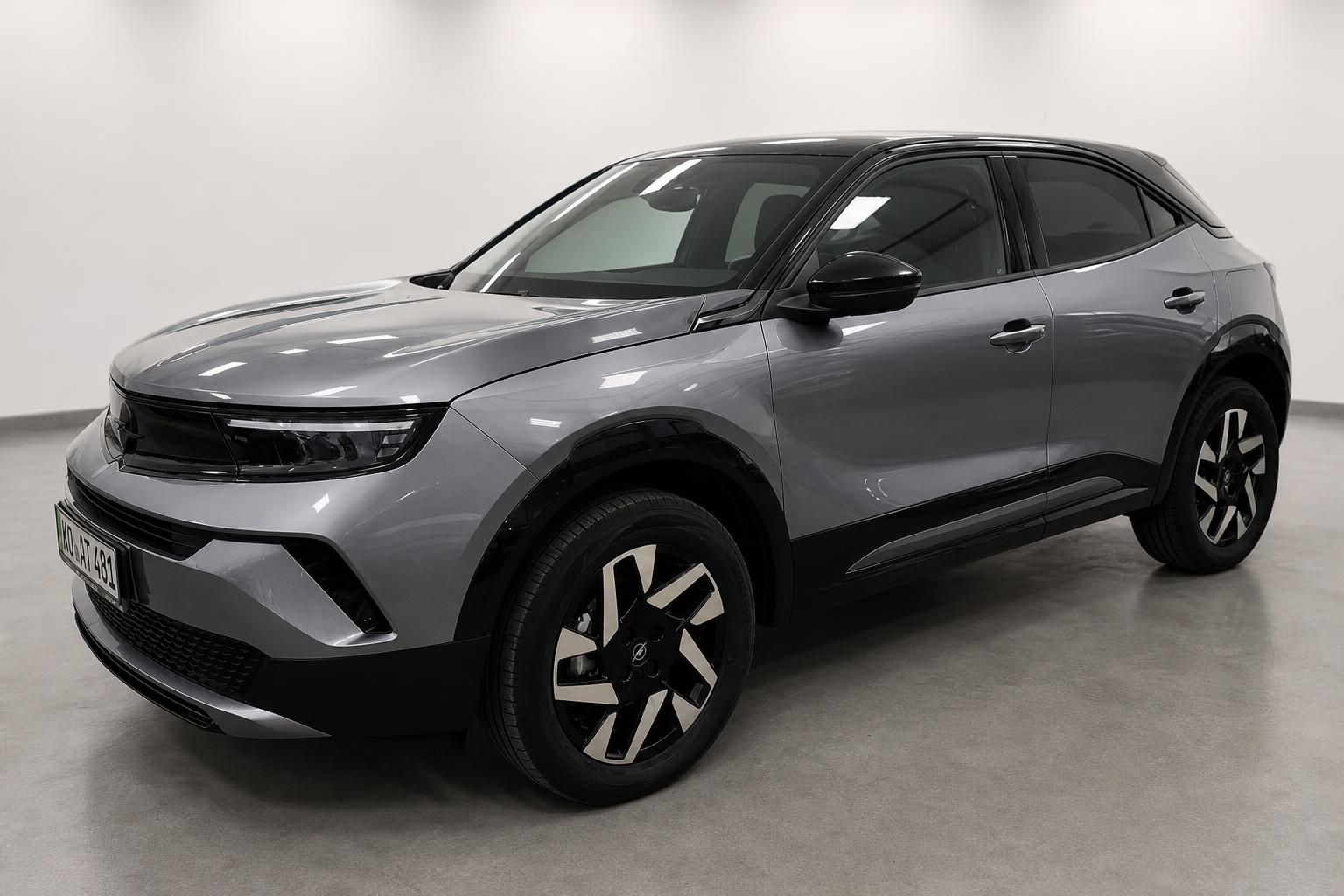 Opel Mokka in Grau, Frontansicht schraeg im Fotostudio