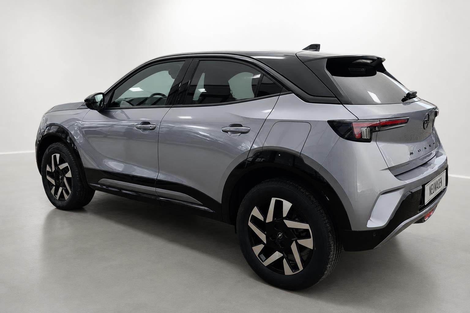 Opel Mokka in Silber, Heckansicht schraeg im Studio