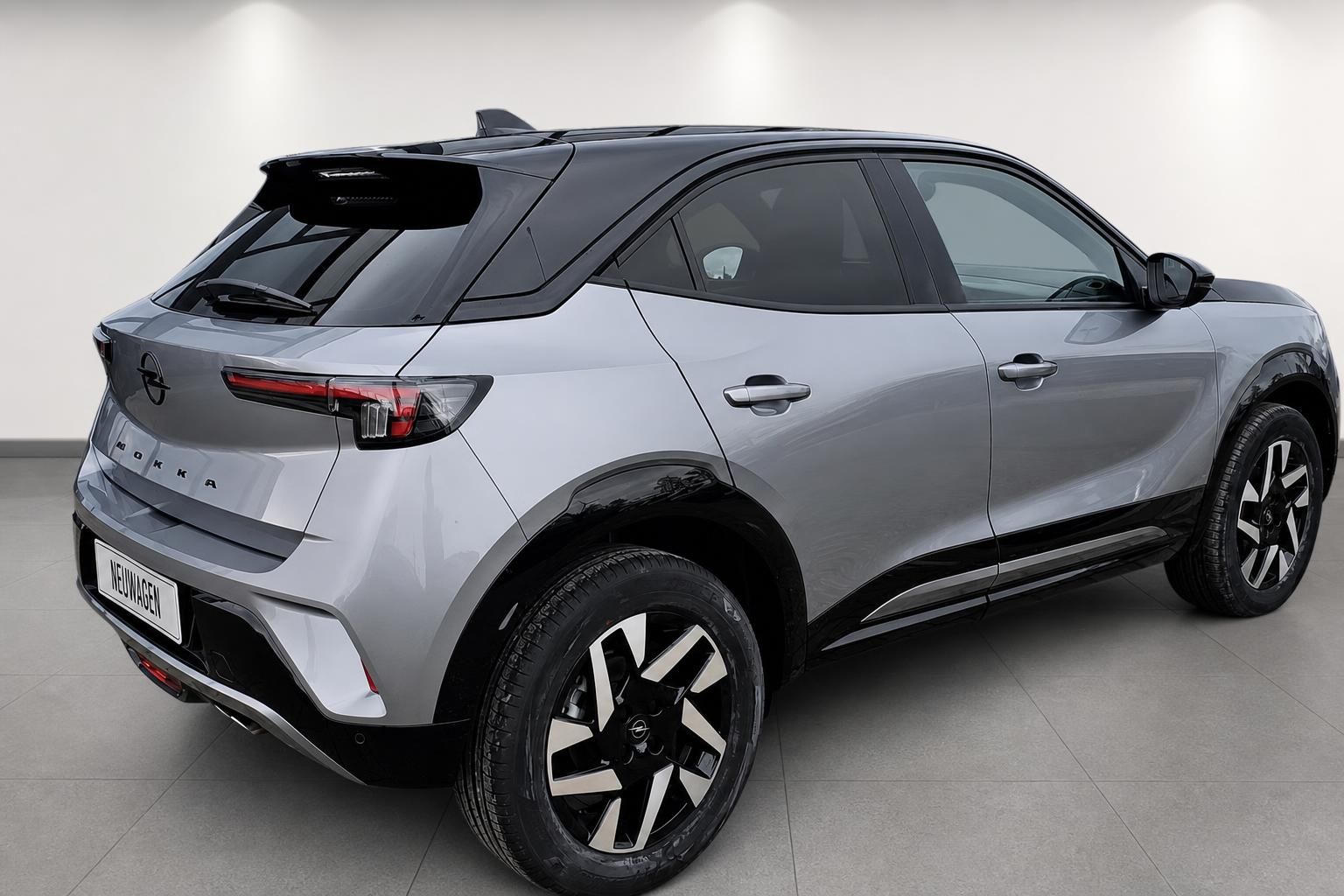 Opel Mokka in Silber-Schwarz, Heckansicht schräg im Autohaus