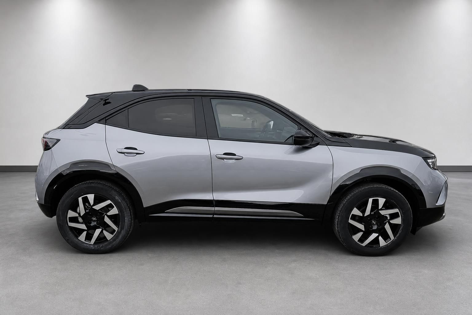 Opel Mokka Seitenansicht in Silber mit schwarzem Dach