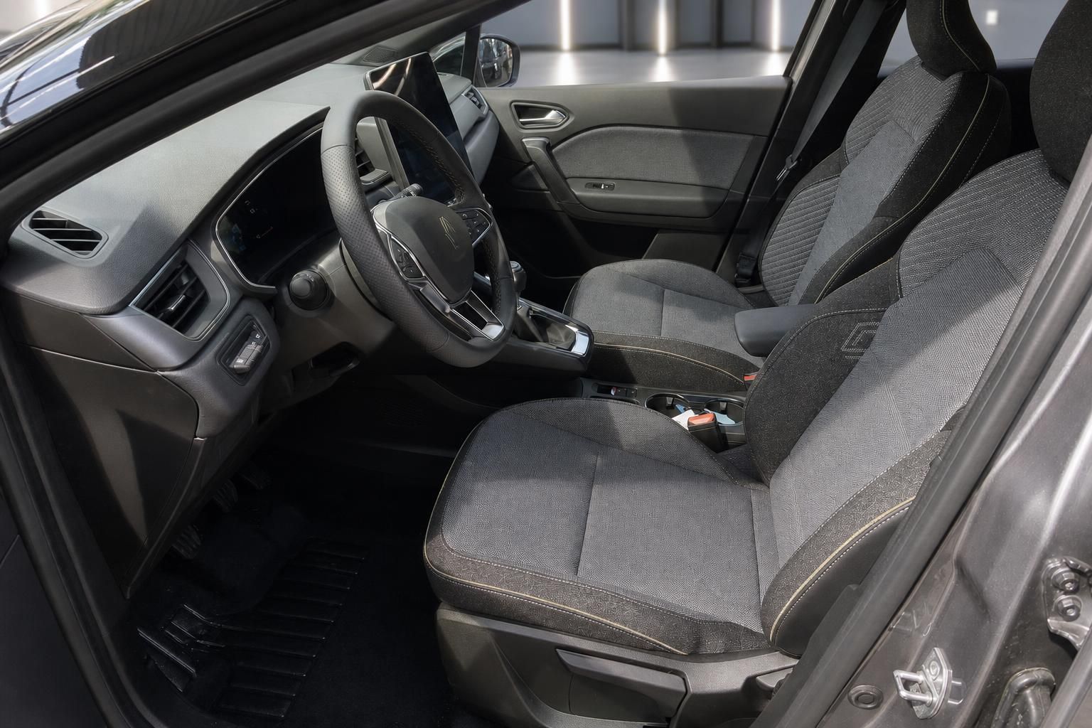 Renault Captur Innenraum mit schwarzen Stoffsitzen und Lenkrad