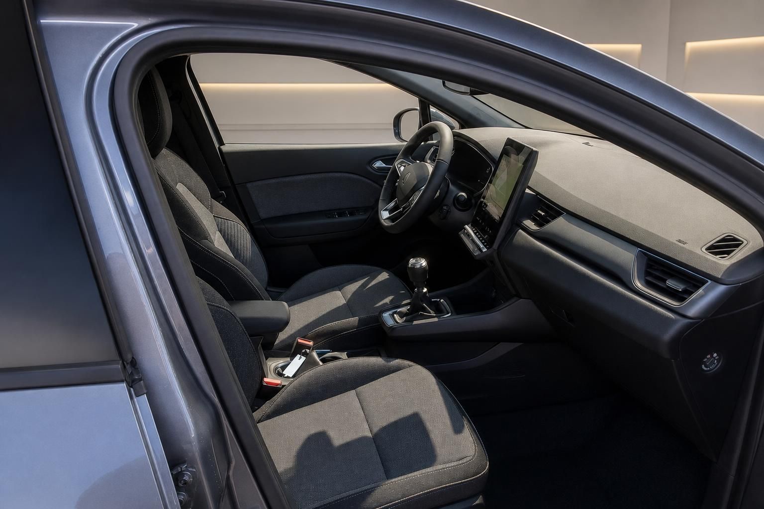Renault Fahrzeuginnenraum mit Vordersitzen, Schaltgetriebe und Mittelkonsole