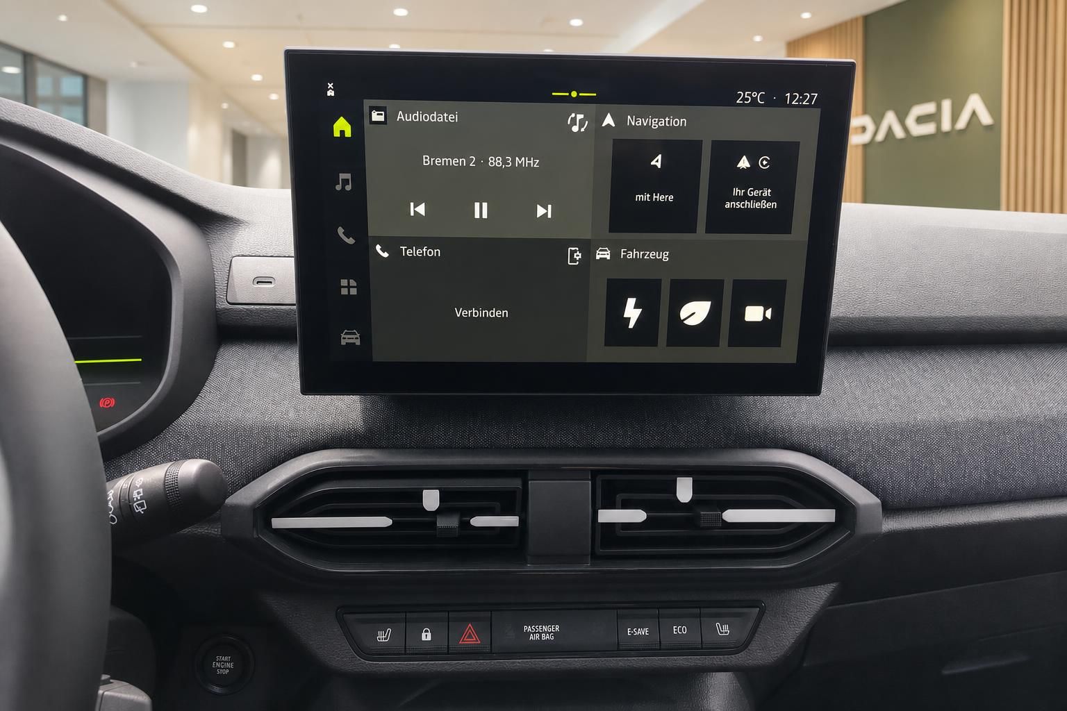 Infotainment-Display und Mittelkonsole im Dacia Fahrzeuginnenraum