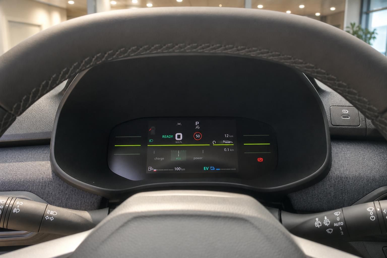 Digitales Kombiinstrument mit Geschwindigkeitsanzeige im Dacia
