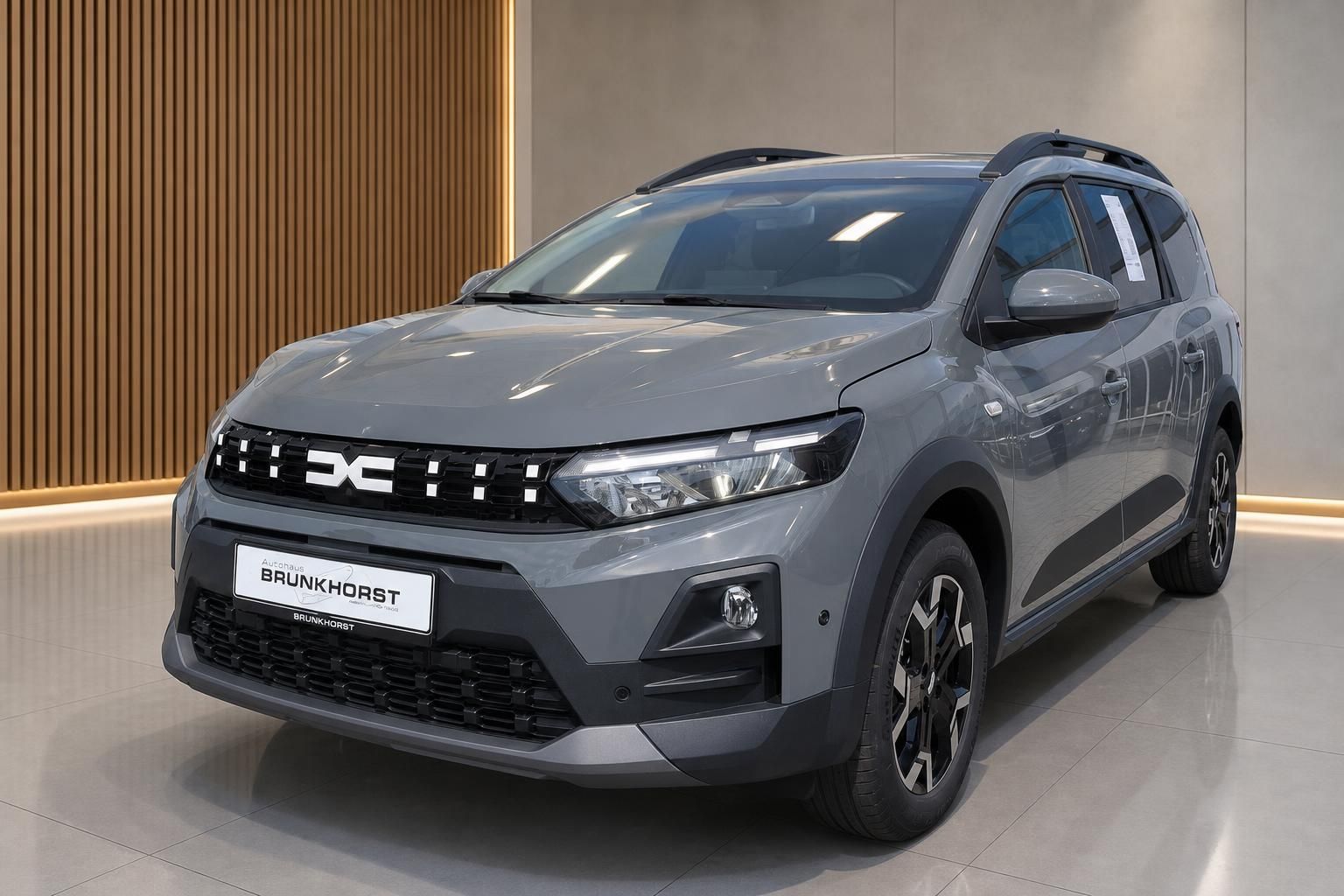 Dacia Jogger grau Seitenansicht schraeg im Showroom