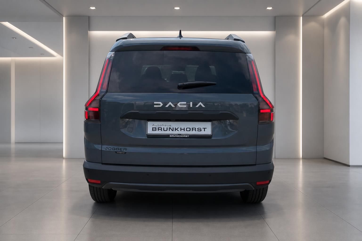 Dacia Jogger Hybrid Heckansicht in dunkelblau im Showroom