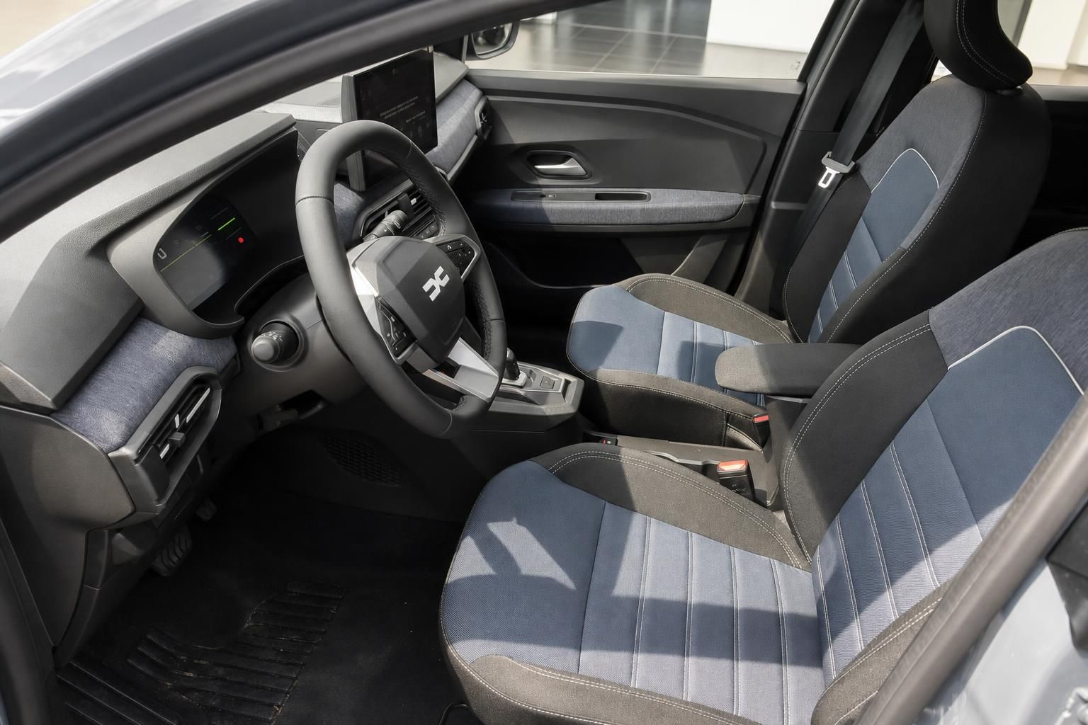 Dacia Innenraum mit Vordersitzen und Armaturenbrett Detailansicht