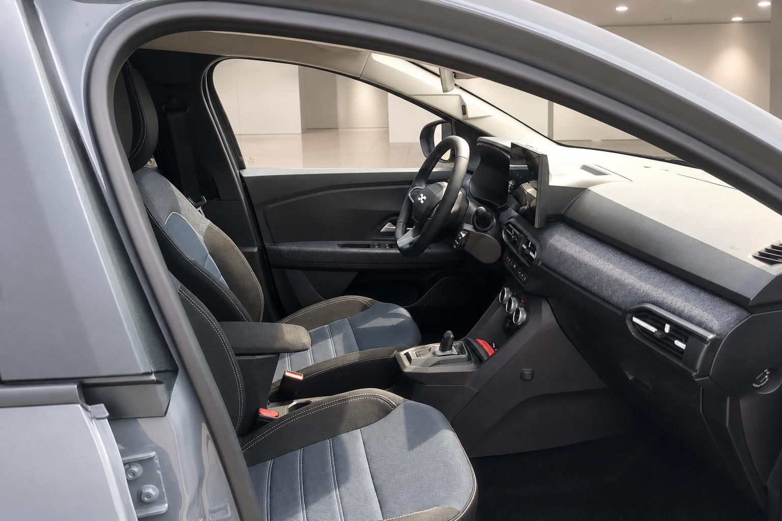 Vorderer Innenraum eines Dacia mit Sitzen und Armaturenbrett