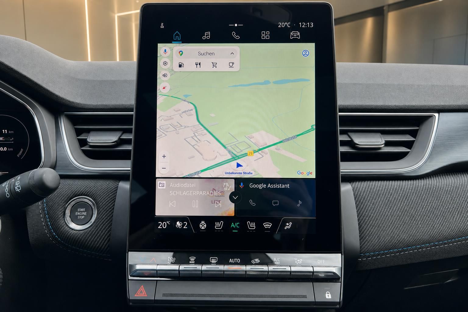 Modernes Auto-Infotainment-System mit Touchscreen, Navigation und Klimaanlage im Fahrzeuginnenraum