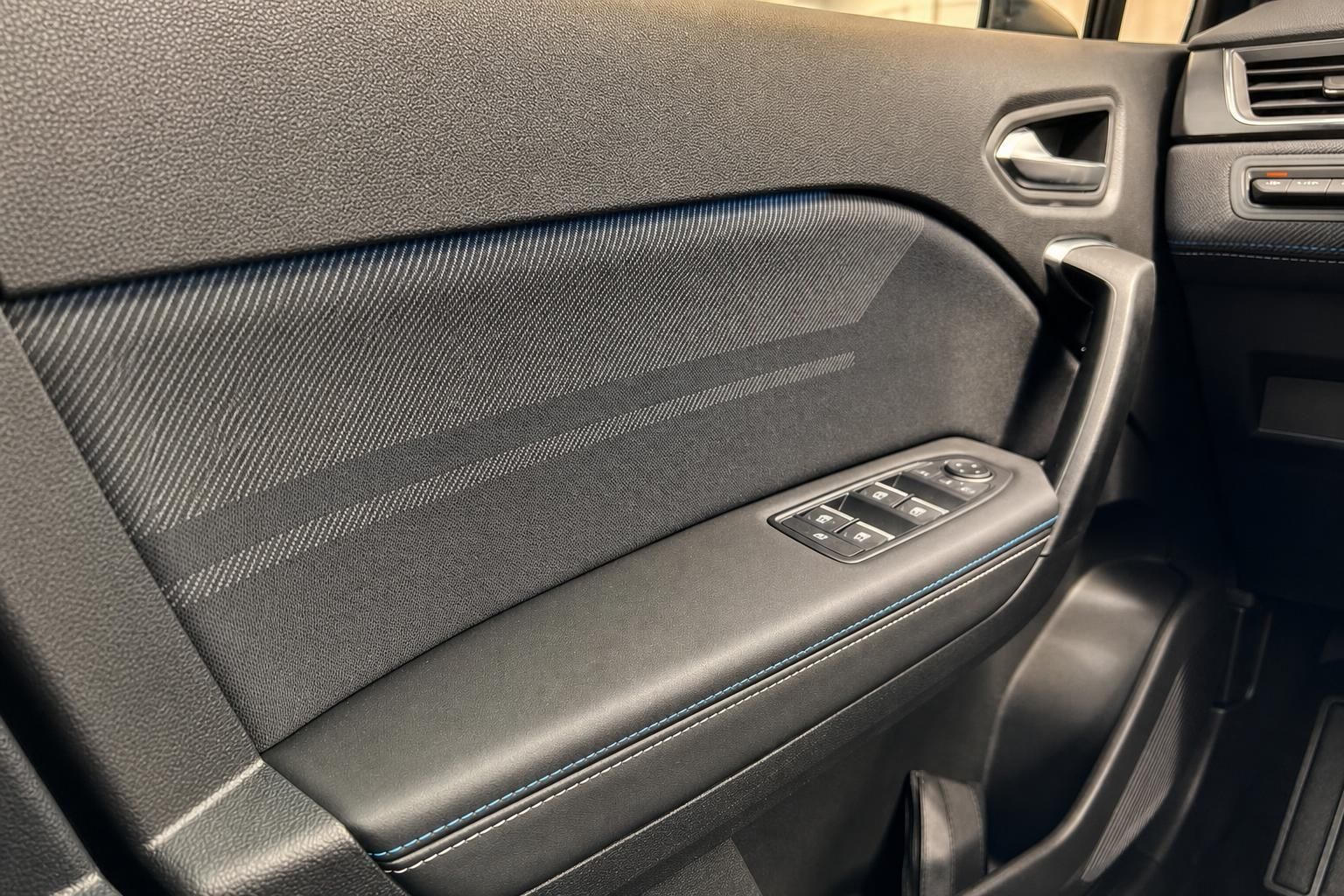 Fahrzeug-Türverkleidung mit Fensterheberknöpfen und Carbon-Optik Einsätzen in grau