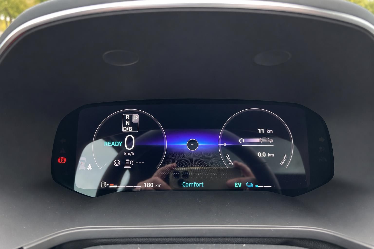 Digitales Fahrzeug-Cockpit mit Elektroauto-Anzeigen, Reichweitenanzeige und Komfortmodus