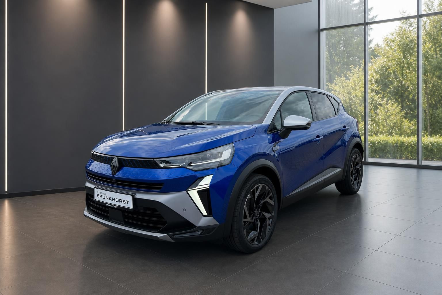 Blauer Renault Captur SUV - Seitenansicht im Autohaus Showroom mit modernem Design