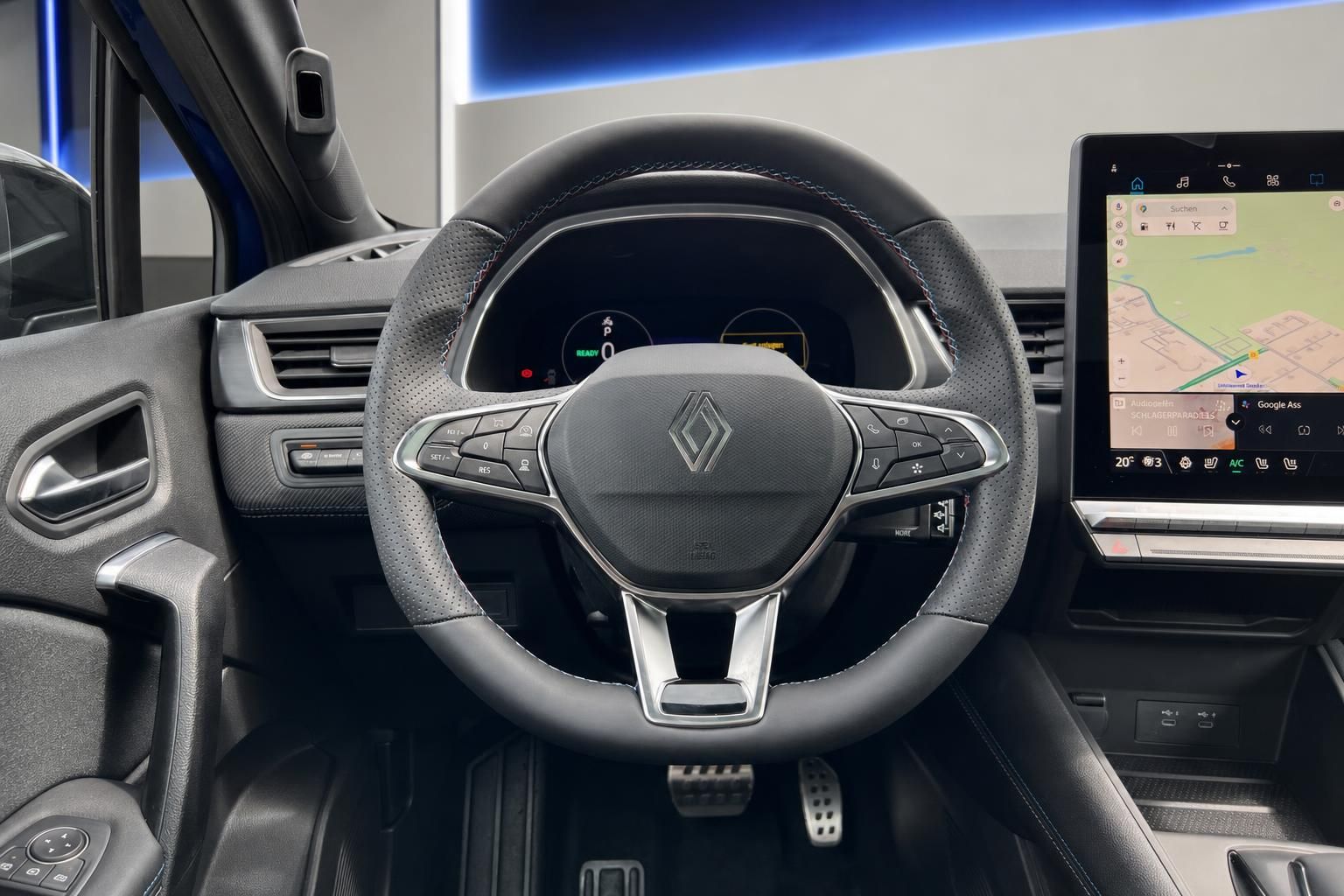 Renault Captur Lenkrad und Armaturenbrett - Detailaufnahme mit Touchscreen und Bedienelementen