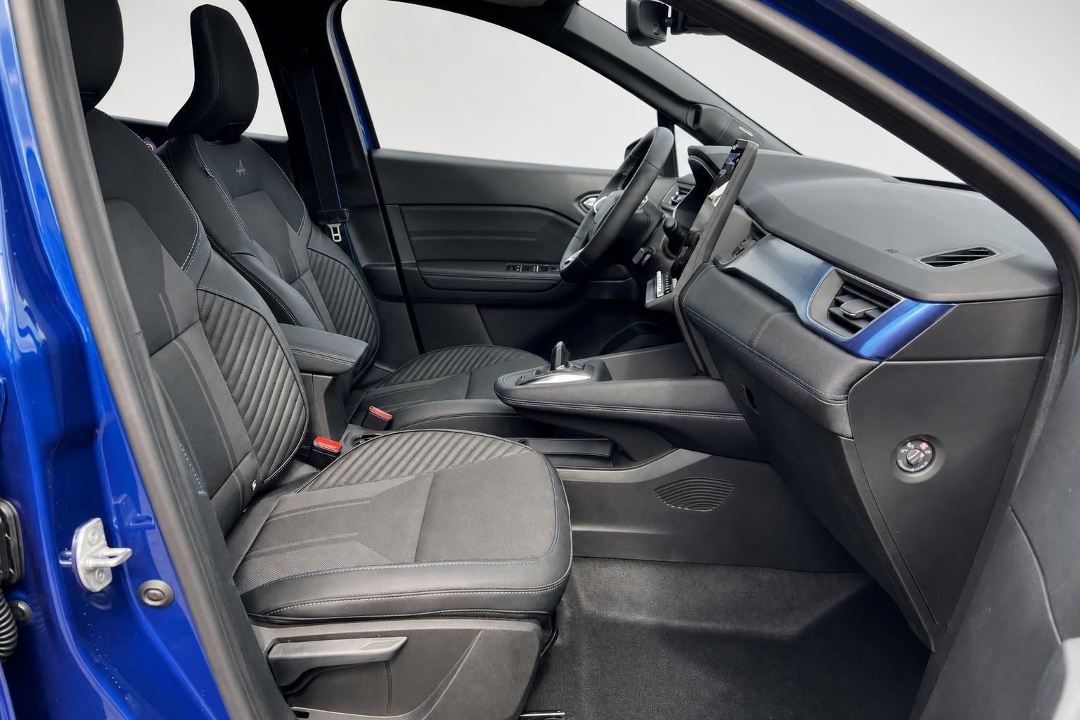 Fahrzeuginnenraum mit grauen Stoffsitzen, Mittelkonsole und modernem Design in blauem Auto