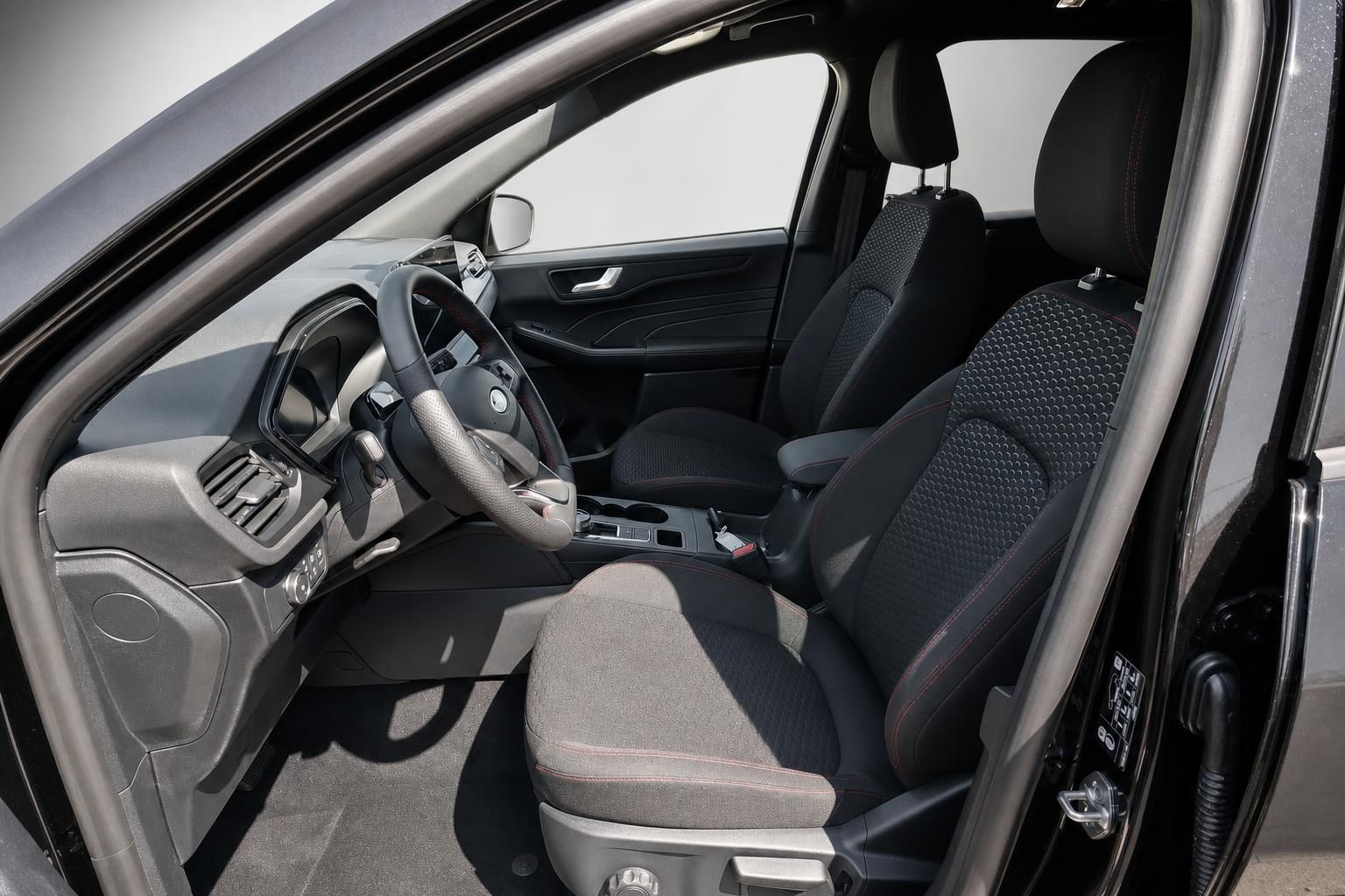 Ford Kuga Innenraum Fahrersitz und Lenkrad Detailansicht