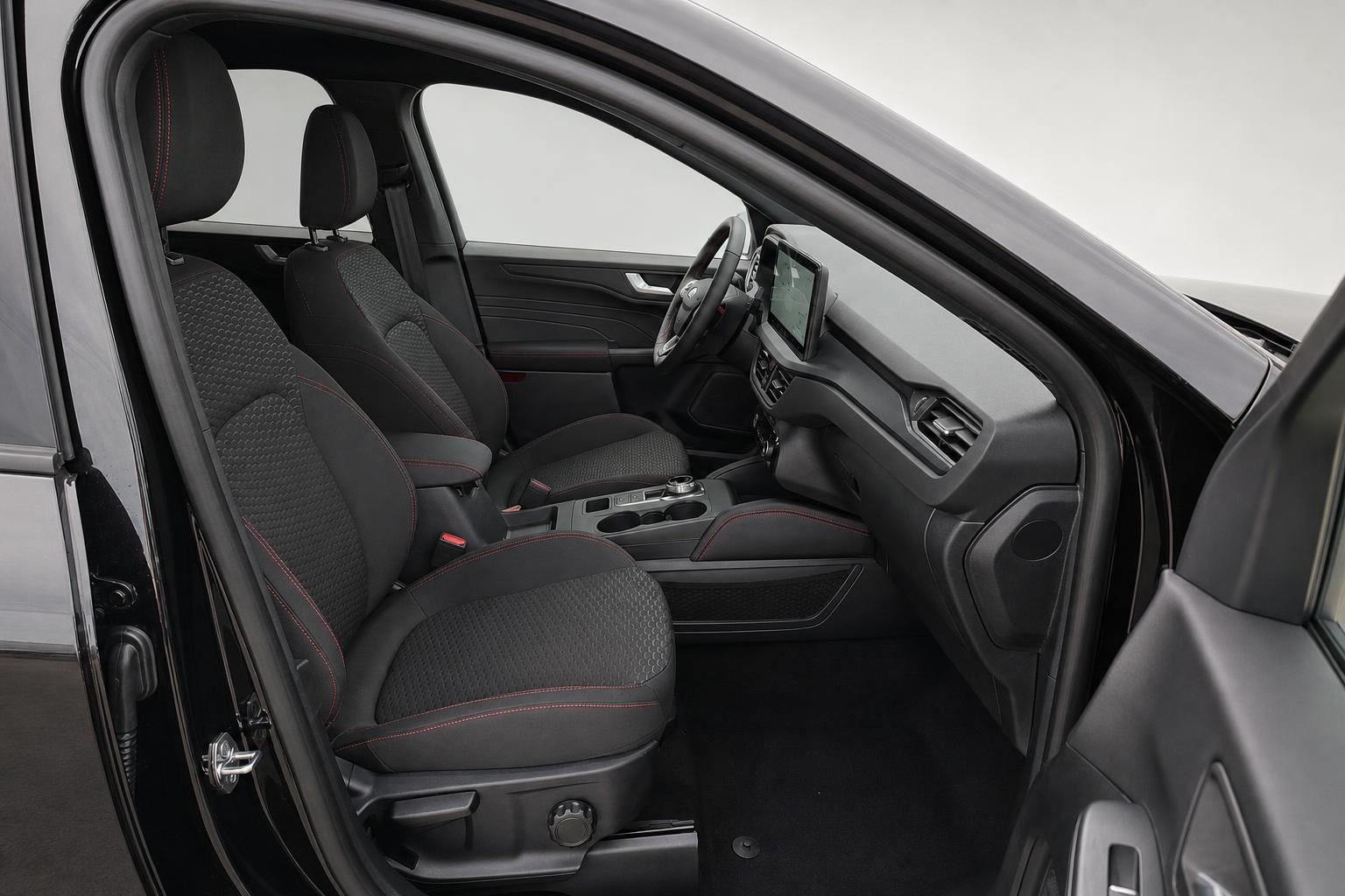 Ford Kuga Innenraum Vordersitze mit roten Ziernaehten und Cockpit