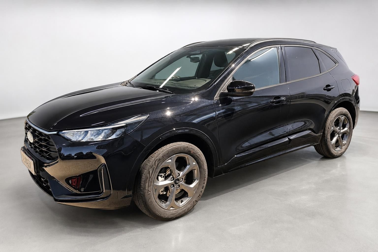 Ford SUV schwarz Seitenansicht vorne Studioaufnahme